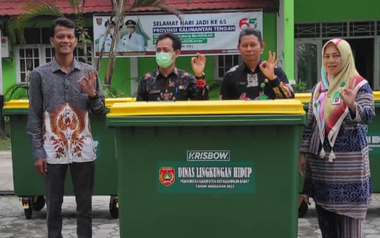 DLH Salurkan Puluhan Tempat Sampah untuk Desa Sungai Kapitan
