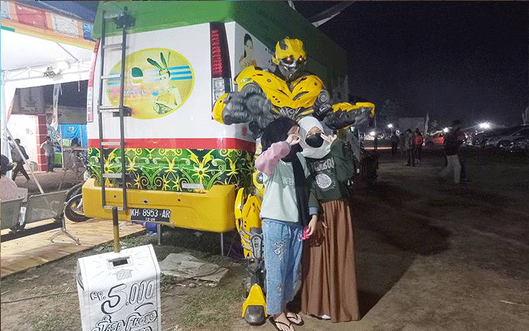 Jasa Foto Bareng Bumblebee di Expo Bartim 2022 Raih Untung Lebih dari Rp500 Ribu per Malam