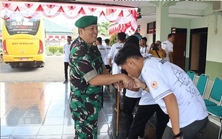 Dandim Kapuas Motivasi Santri Al Amin Raih Hasil Maksimal di Liga Santri Piala Kasad Tingkat Korem
