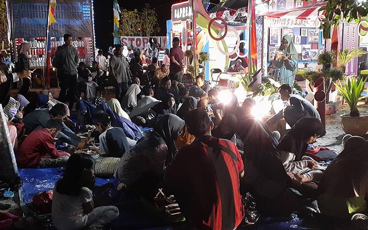 Masyarakat saat mengikuti lomba di salah satu stan pada acara Sukamara Fair tahun 2019 lalu. (FOTO: NORHASANAH)
