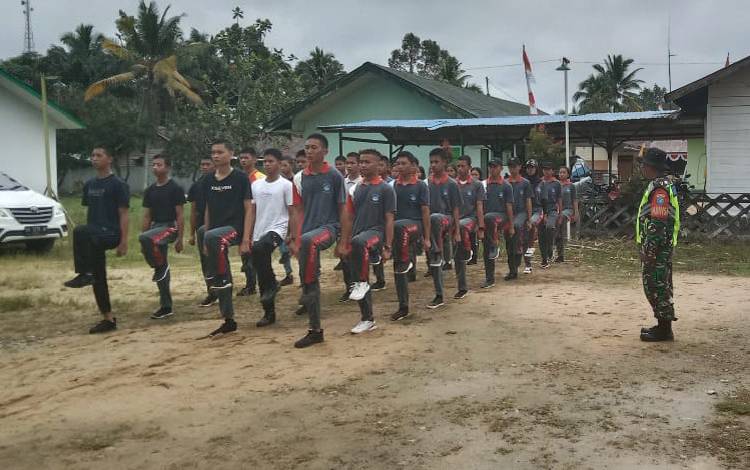 Siswa-Siswi SMAN 1 Rungan Ikuti Latihan Paskibra