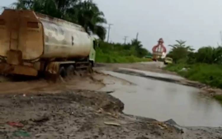 Kondisi jalan lingkar selatan sebelum adanya perbaikan swadaya masyarakat sekitar