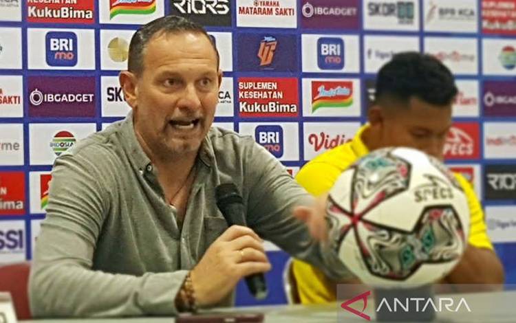 Pelatih Barito Putera Dejan Antonic memberikan keterangan usai pertandingan PSIS Semarang melawan Barito Putera di Stadion Jatidiri Semarang, Sabtu (6/8/2022). (ANTARA/ I.C.Senjaya)