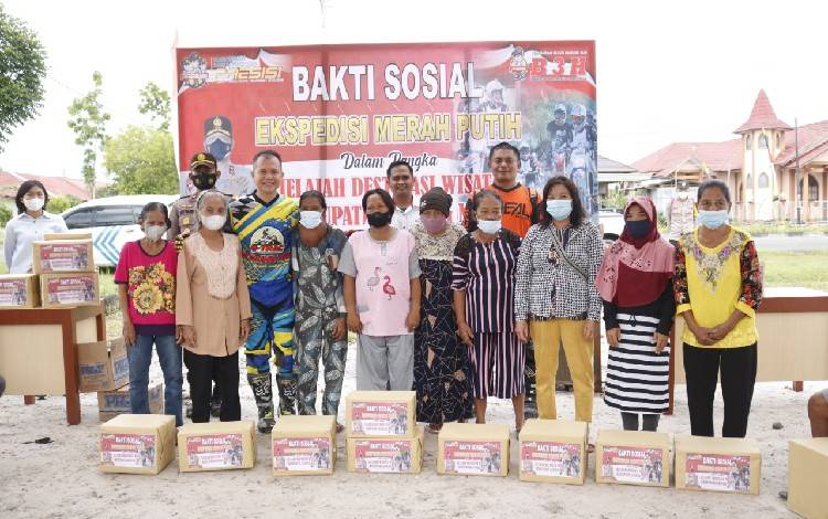 Bupati Gunung Mas Bagikan Bantuan Sosial kepada Warga