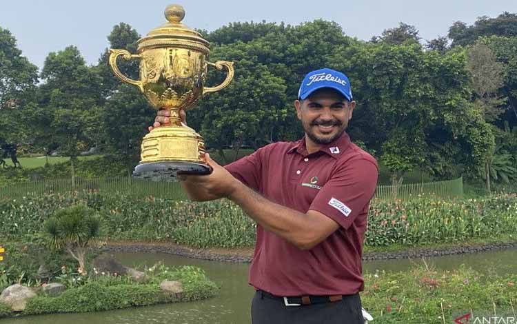 Pegolf India Gaganjeet Bhullar mengangkat trofi selepas berhasil menjuarai Mandiri Indonesia Open 2022 di Pondok Indah Golf Course, Minggu (7/8/2022). (ANTARA/Arindra Meodia)