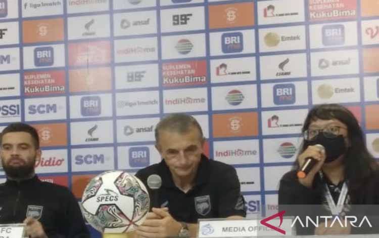 Pelatih Borneo FC Milomir Seslija saat memberikan keterangan usai pertandingan Liga 1 2022 di Stadion Segiri Samarinda, Kalimantan Timur. (ANTARA/Arumanto)