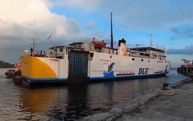 Kapal KM Kirana saat hendak bersandar di Pelabuhan Sampit. Sementara itu, dari data BPS Kalteng jumlah kunjungan kapal di pelabuhan wilayah Kalteng Juni 2022 mengalami kenaikan. (FOTO: IST)