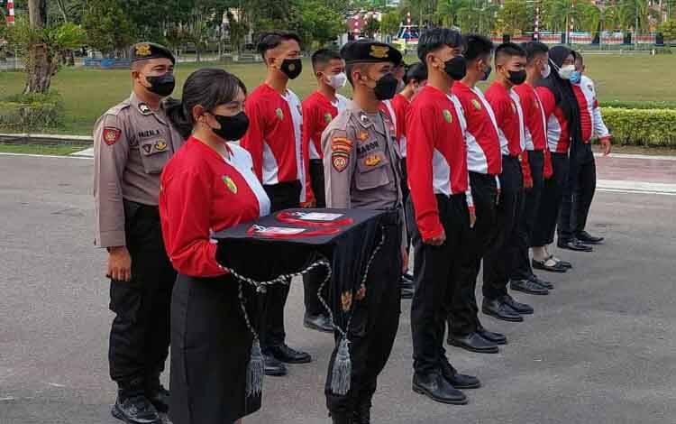 Kedua anggota Satsamapta yang akan menjadi paswal pada upacara kemerdekaan 17 Agustus 2022, saat melaksanakan pelantikan.(FOTO : DOK/POLRESTA PALANGKA RAYA)