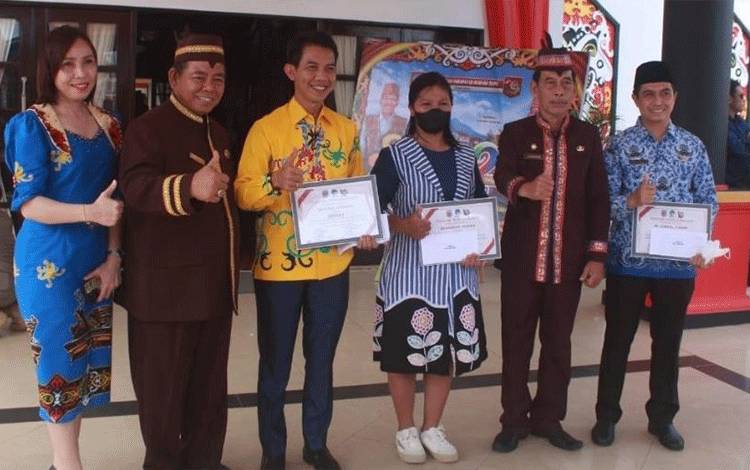Penyerahan hadiah kepada pemenang lomba vlog dalam rangka HUT Mura yang digagas Diskominfo. (foto trisno)