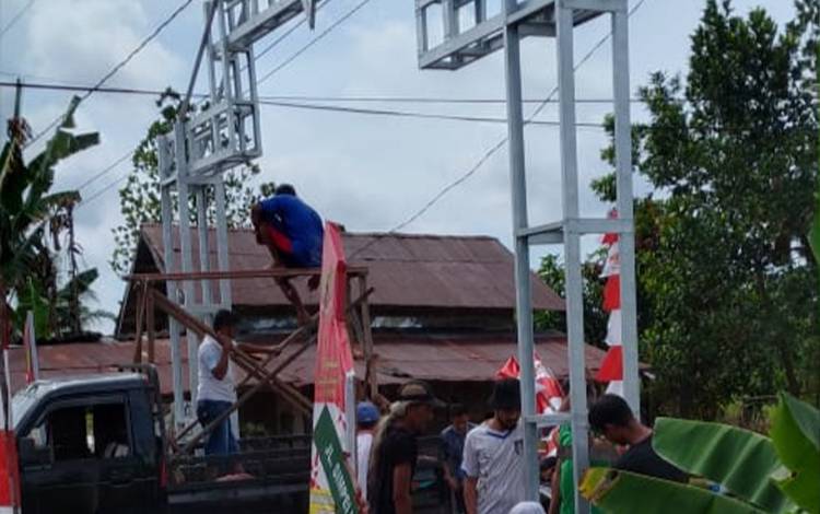 Warga Simpei Karuhei V Meriahkan Agustusan dengan Bangun Gapura