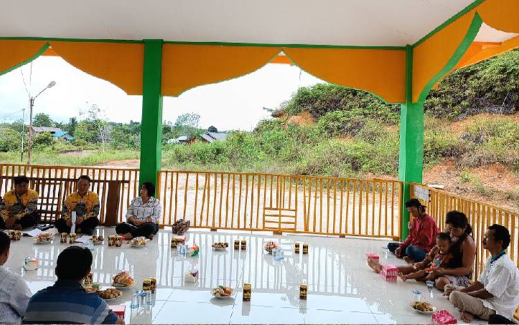 Anggota DPRD Kabupaten Gunung Mas Iceu Purnamasari ketika membahas terkait rancangan peningkatan jalan Yos Sudarso menuju Masjid bersama jemaah Masjid Jami' Ar- Raudhah beberapa waktu lalu. (FOTO: RISKA YULYANA)?