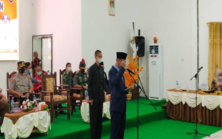 Sekda Katingan Pransang membuka diklat calon Paskibraka Katingan di aula BPKAD, Senin 8 Agustus 2022 malam