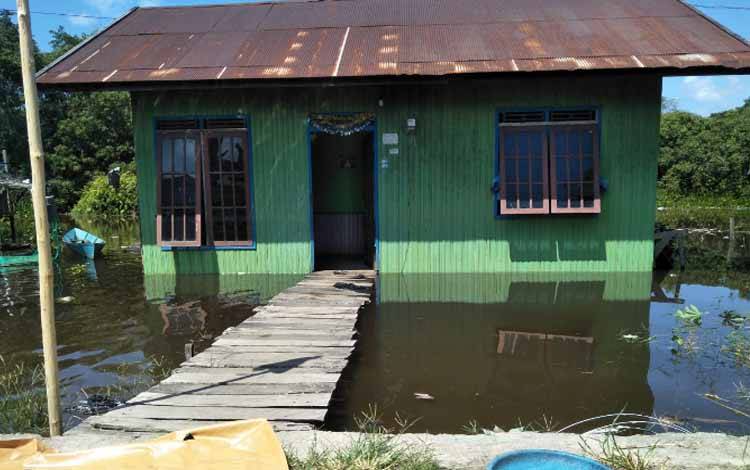Kondisi banjir di Katingan kini bergeser ke bagian hilir, tampak rumah di Kelurahan Kasongan Baru Kecamatan Katingan Hilir mulai digenangi banjir, Selasa 9 Agustus 2022