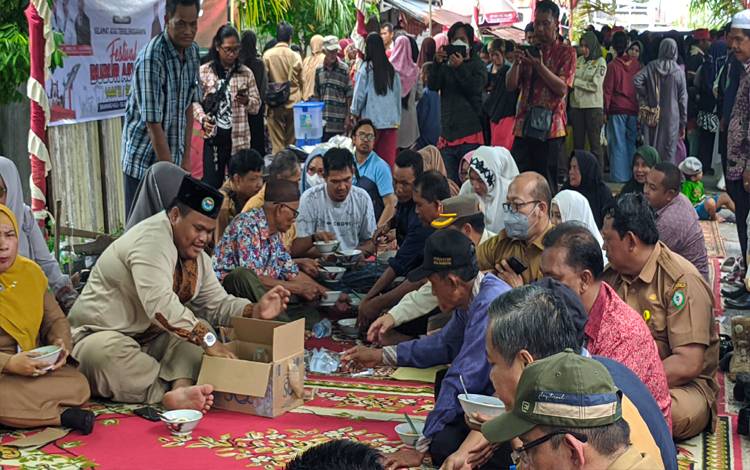 Warga Baamang Hulu Antusias Makan Bersama Bubur Asyura