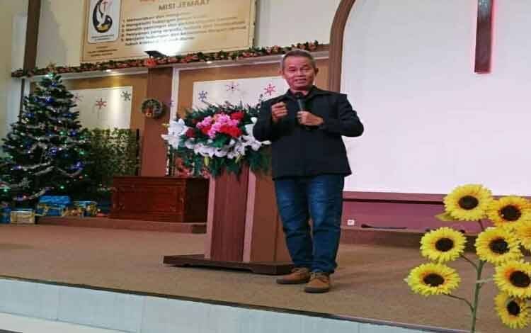 Pdt Bambang A Bahan saat memberikan ceramah kepada Jemaat.
