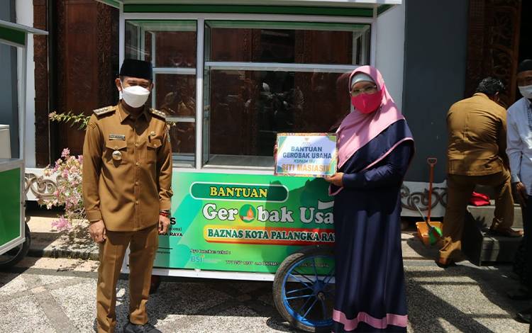 Wali Kota Palangka Raya Serahkan Bantuan Gerobak Dagang