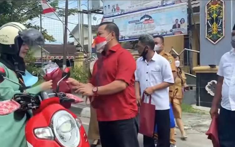 DPRD Kapuas Bagikan Bendera Merah Putih Sambut HUT RI
