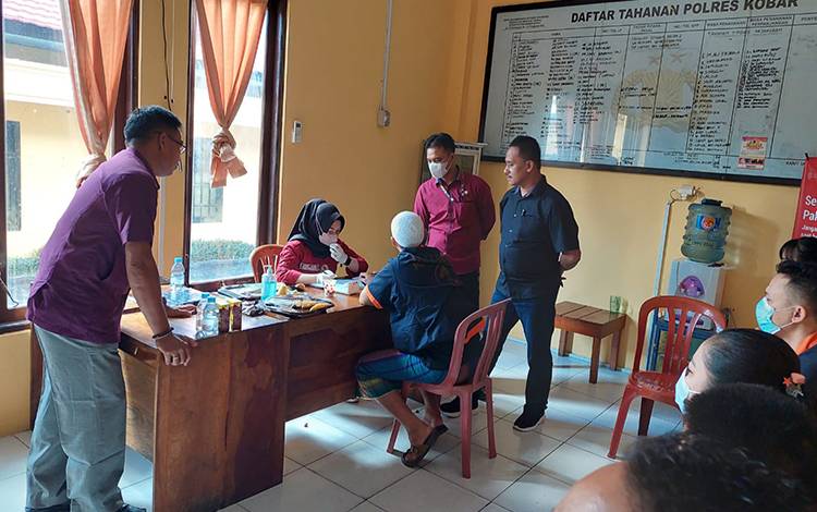 Tahanan Polres Kobar Jalani Vaksinasi