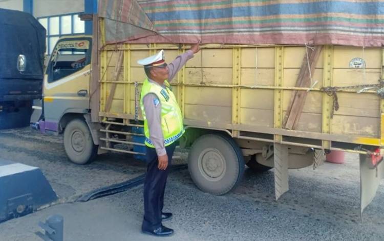 Satlantas Polres Kapuas Cek Muatan Truk Angkutan Cegah ODOL