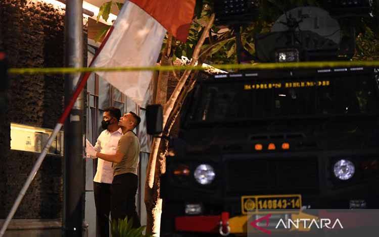 Anggota polisi berada di kediaman pribadi mantan Kadiv Propam Polri Irjen Ferdy Sambo, Duren Tiga, Jakarta Selatan, Selasa (9/8/2022). ANTARA/Sigid Kurniawan
