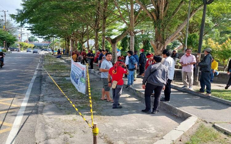 Ratusan Massa dari Berbagai Ormas Datangi Kantor DPRD Kalteng