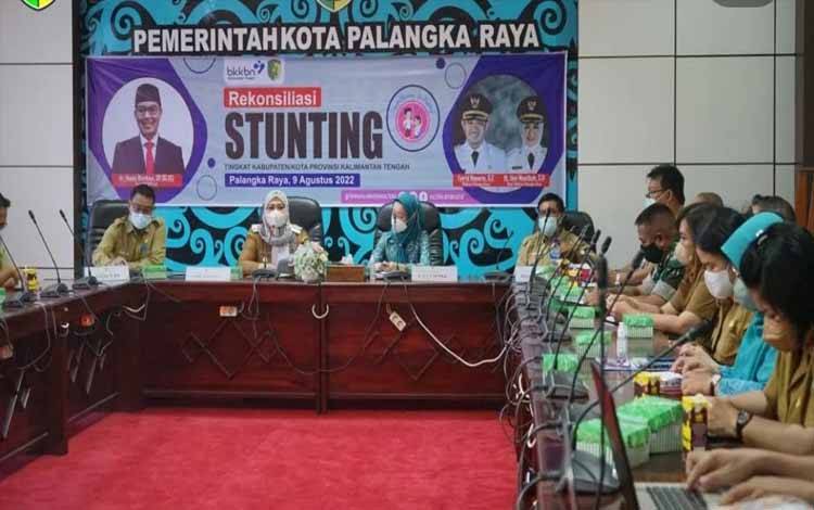 Wakil Wali Kota Palangka Raya, Umi Mastikah saat memimpin rekonsiliasi penurunan stunting. (FOTO: HUMAS PEMKO)