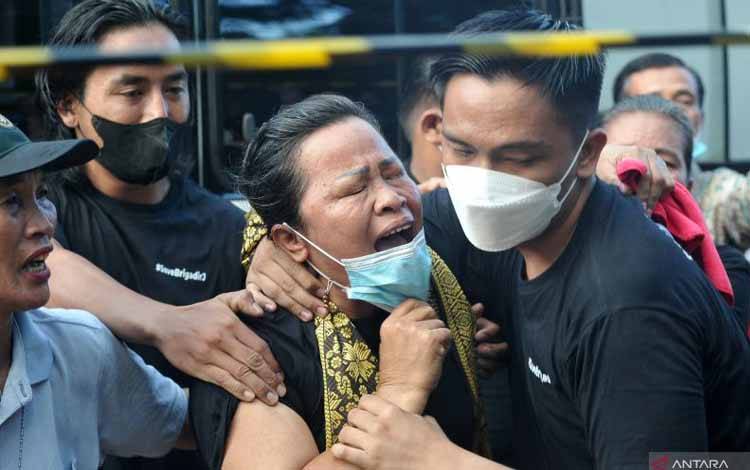 Ibu Brigadir J Terkejut Anaknya Ditembak atas Perintah Ferdy Sambo