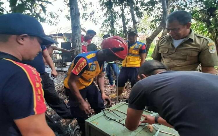 Tim Damkar Kota Palangka Raya saat mengevakuasi monyet ekor panjang yang masuk dalam jebakan. (FOTO : IST/DAMKAR)