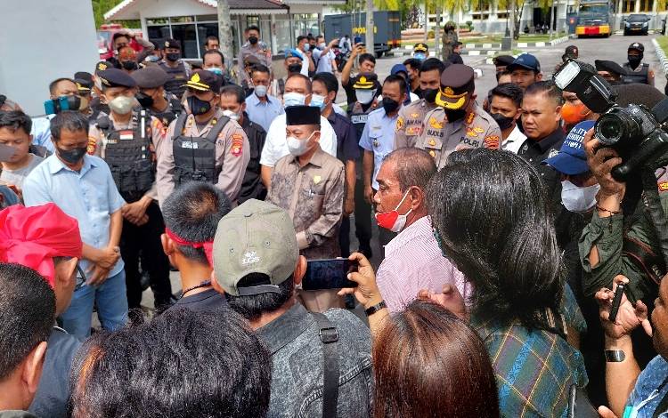 Ketua DPRD Kalteng Temui Massa Unjuk Rasa Terkait Penertiban Illegal Mining