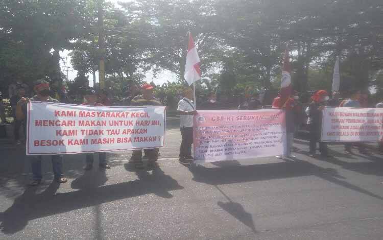 Para pendemo saat menyampaikan tuntutannya di depan Kantor DPRD Klateng. (FOTO : AGUS FATARONI M)