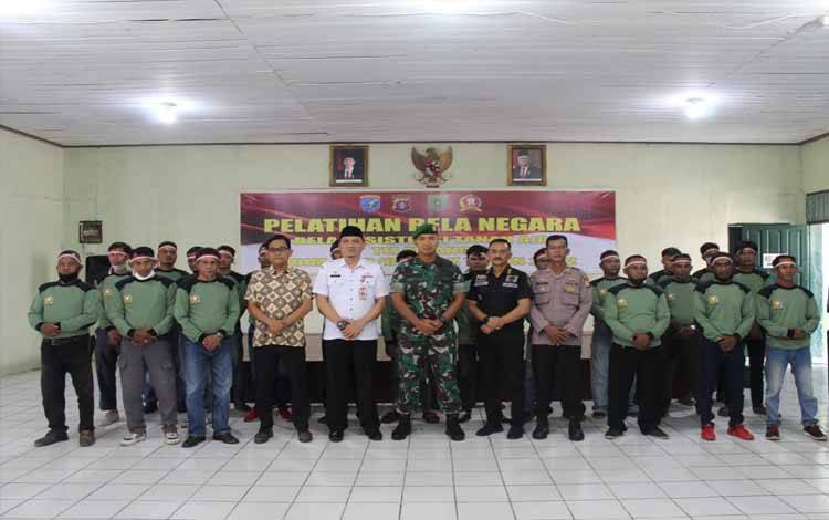 Dandim 1012 Buntok Letkol Inf Hendro Wicaksono bersama Sekda barsel Eddy Purwanto foto bersama eks narapidana sebelum pelatihan bela negara. (Foto : URIUTU DJAPER)