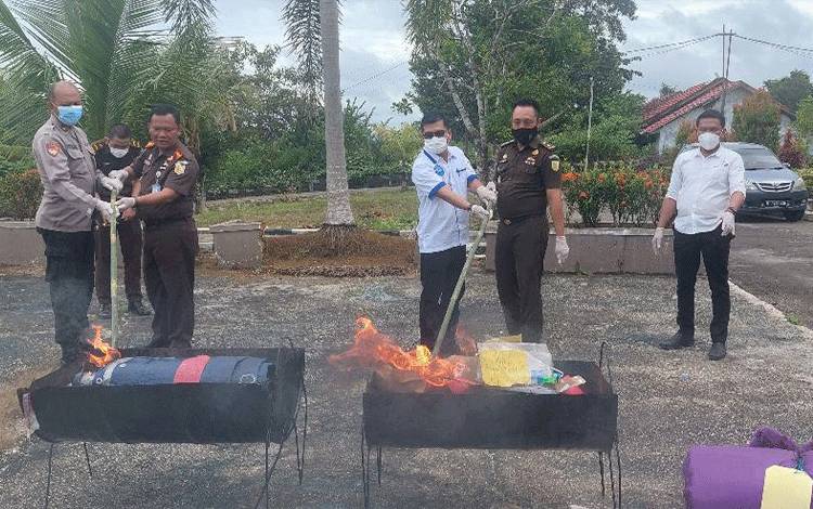 Kejari Murung Raya Musnahkan Barang Bukti 19 Perkara