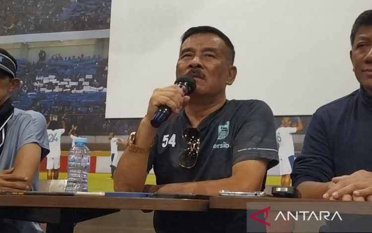 Komisaris PT Persib Bandung Bermartabat Umuh Muchtar saat konferensi pers di Graha Persib, Kota Bandung, Jawa Barat, Rabu (10/8/2022). (ANTARA/Bagus Ahmad Rizaldi)