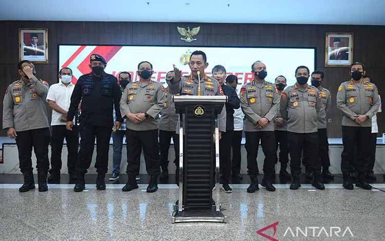 Kapolri Jenderal Listyo Sigit Prabowo (tengah) memberikan keterangan pers terkait tersangka baru kasus dugaan penembakan Brigadir J di Mabes Polri, Jakarta, Selasa (9/8/2022). Timsus Polri secara resmi menetapkan mantan Kadiv Propam Irjen Ferdy Sambo sebagai tersangka. ANTARA FOTO/Akbar Nugroho Gumay/aww.