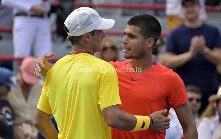 Petenis Amerika Serikat Tommy Paul (kiri) dan petenis Spanyol Carlos Alcaraz usai babak kedua Montreal Masters di IGA Stadium, Montreal, Kanada, 10 Agustus 2022. (ANTARA/REUTERS/USA TODAY Sports/Eric Bolte)