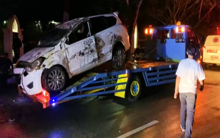 Mobil Datsun Terbalik di Jalan G. Obos, Pengemudi Kabur