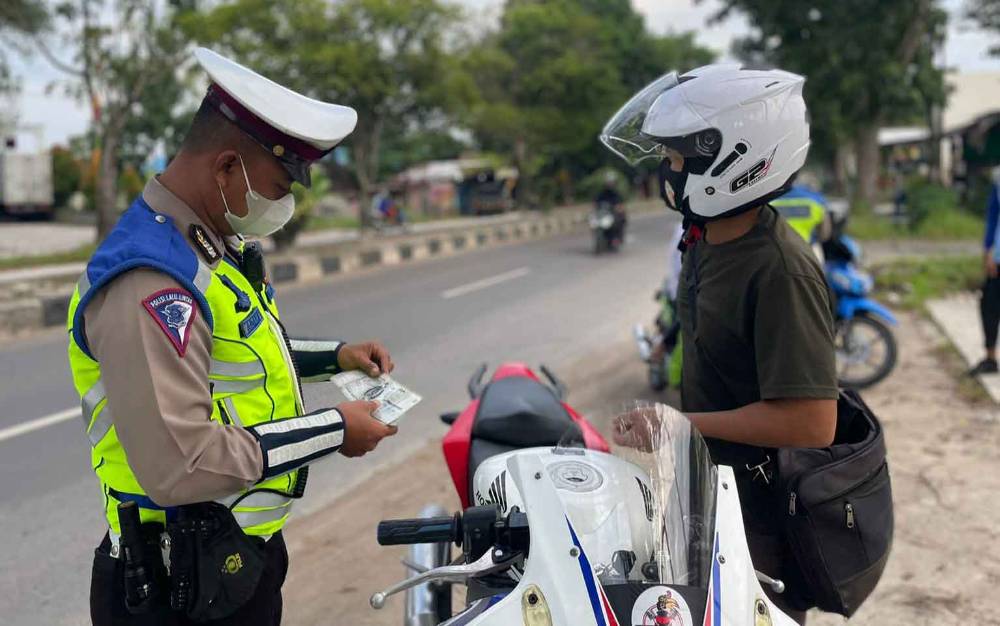 Pengemudi dan Penumpang Motor Wajib Pakai Helm