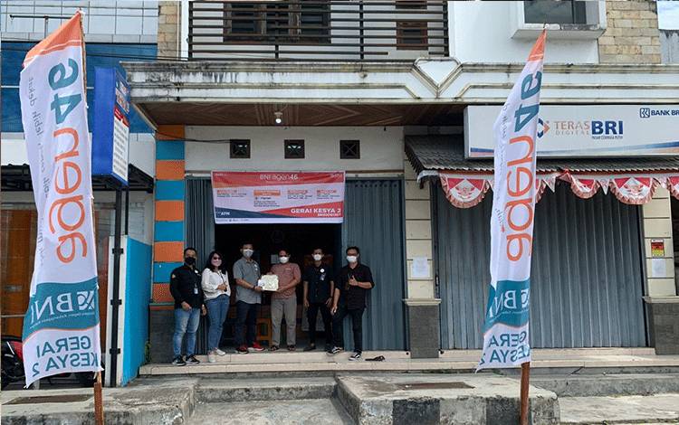 MITRA BNI: Pemimpin BNI KCP Kumai Novrizal Pratama ( tiga dari kiri ) bersama mitra BNI Agen46, Ardiansyah (tiga dari kanan)