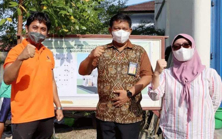 Kadis PUPR Kobar Hasyim Mualim (tengah) bersama pegawai PUPR Kobar. ( FOTO : PUPR KOBAR)
