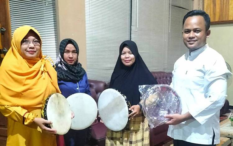 Ketua DPRD Barito Timur Serahkan Bantuan Alat Musik untuk Grup Maulid Al-Habsyi dan Rebana