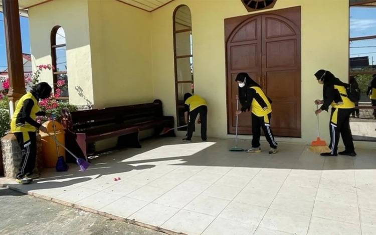 Polwan Polres Kapuas Bersihkan Tempat Ibadah Sambut Hari Jadi ke-74 Polwan