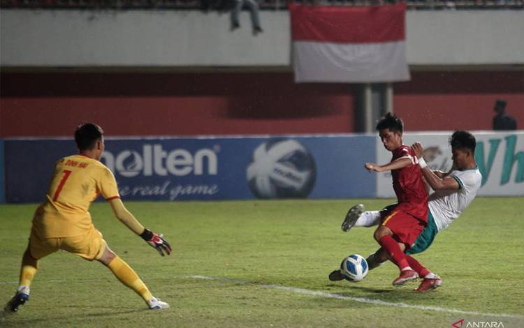 Pemain Timnas Indonesia U-16 Muhammad Kafiatur Rizky (kanan) berusaha menerobos pertahanan Timnas Vietnam U-16 saat laga final AFF U-16 2022 di Stadion Maguwoharjo, Depok, Sleman, D.I Yogyakarta, Jumat (12/8/2022). ANTARA FOTO/Andreas Fitri Atmoko/rwa.