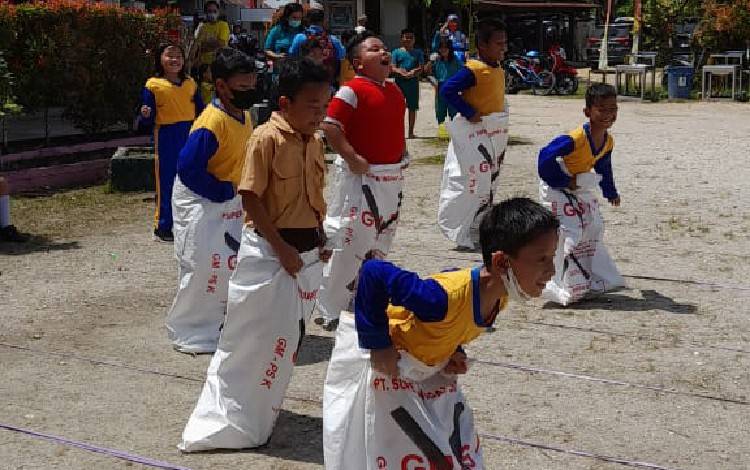 Sambut Hari Kemerdekaan RI ke 77, SDN 3 Kurun Gelar Lomba Balap Karung Hingga Senam Kreasi