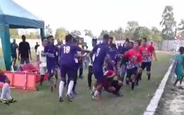 Baku Hantam Antarpemain, Warnai Turnamen Bola di Pangkalan Bun