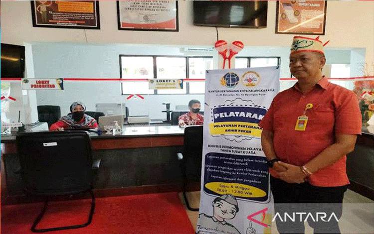 Kepala BPN Kota Palangka Raya Buddy Sutrisno menunjukkan kesiapan pihaknya melaksanakan pelayanan pertanahan diakhir pekan (Pelataran) di kantor BPN Palangka Raya, Sabtu (13/8/2022). ANTARA/Jaya WM.