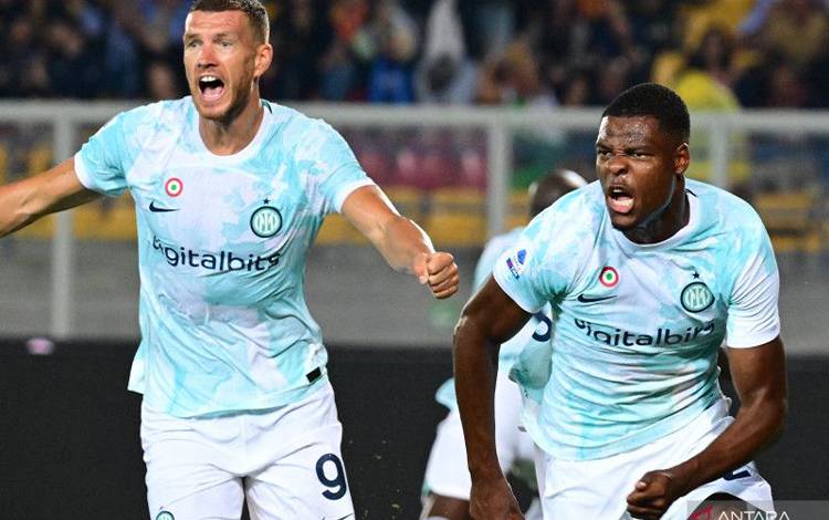 Bek Inter Milan Denzel Dumfries (kanan) melakukan selebrasi usai mencetak gol dalam pertandingan perdana Serie A lawan Lecce pada 14 Agustus 2022. ANTARA/AFP/VINCENZO PINTO