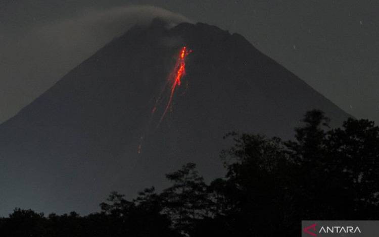 Ilustrasi - Guguran lava pijar Gunung Merapi terlihat dari Srumbung, Magelang, Jawa Tengah, Minggu (24/4/2022). ANTARA FOTO/Hendra Nurdiyansyah/YU/pri
