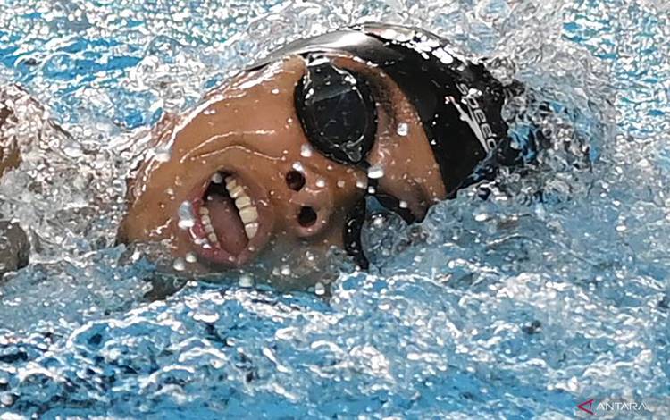 Arsip - Perenang Indonesia Azzahra Permatahani memacu kecepatan pada final renang nomor estafet gaya bebas putri 4x200M SEA Games di Aquatic Sport Palace, Hanoi, Vietnam, Kamis (19/5/2022). ANTARA FOTO/Zabur Karuru/tom.