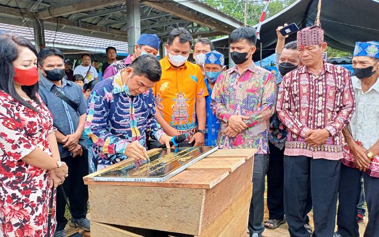 Bupati Barito Timur Ampera AY Mebas menandatangani prasasti peresmian Pasar Penuh Karamas Limpas Desa Dorong, Minggu, 14 Agustus 2022