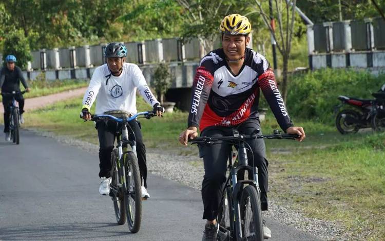 Bupati Lamandau Gowes Berama Warga untuk Dukung UCI MTB 2022
